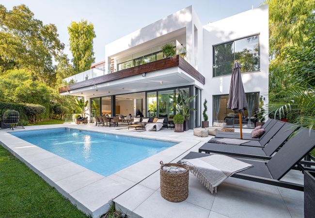 Villa en Benahavís - Lujosa villa con 5 dormitorios y piscina privada
