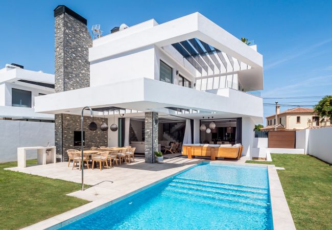 Villa/Dettached house in Marbella - Contemporary Villa within walking distance to the beach